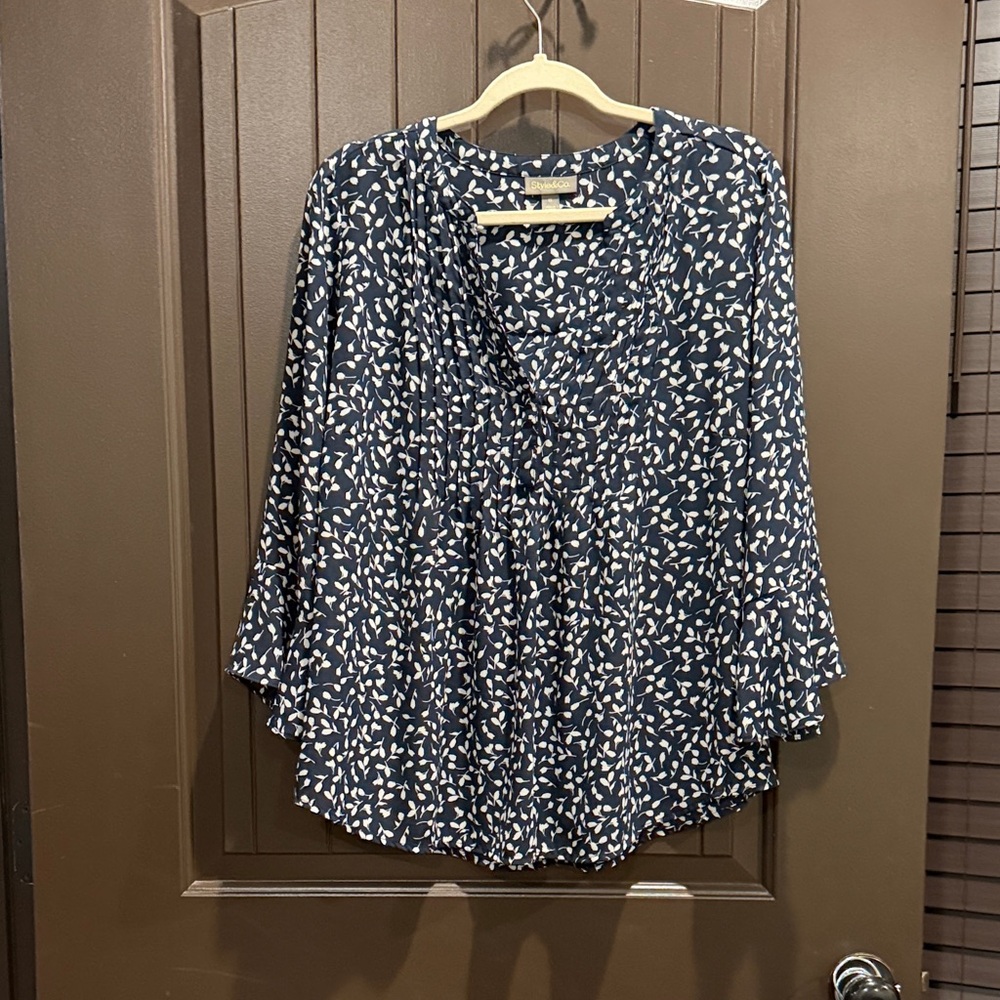Women's Navy and White Patterned Top